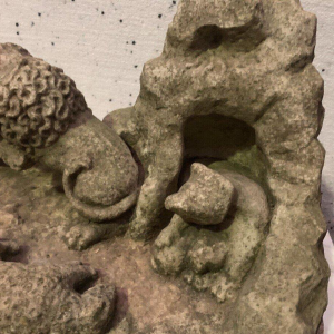 Marmeren sculptuur "Leeuwengevecht" (groep) van een liggende berenwelp en een schaap. 20e eeuw