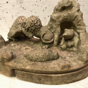 Marmeren sculptuur "Leeuwengevecht" (groep) van een liggende berenwelp en een schaap. 20e eeuw