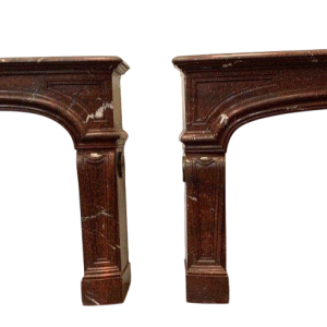 Paire de cheminées de style Louis XIV en marbre rouge griotte, XIXe siècle