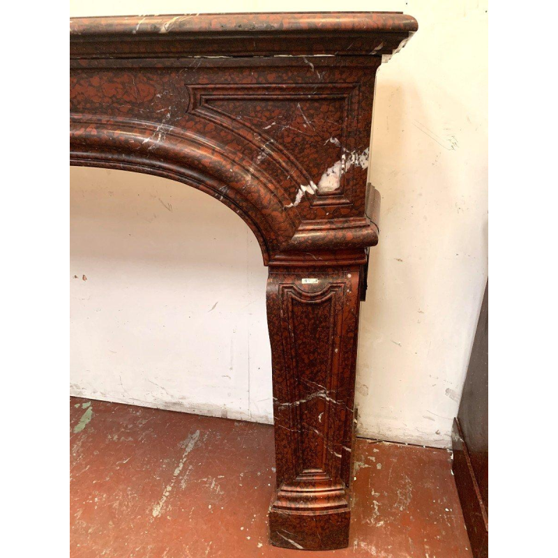 Paire de cheminées de style Louis XIV en marbre rouge griotte, XIXe siècle