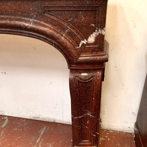 Paire de cheminées de style Louis XIV en marbre rouge griotte, XIXe siècle