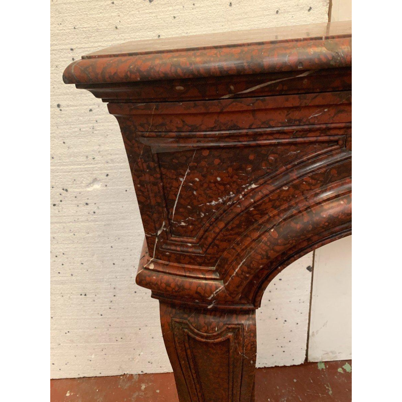 Paire de cheminées de style Louis XIV en marbre rouge griotte, XIXe siècle