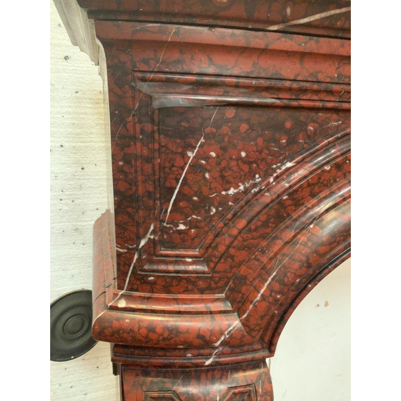 Twee open haarden in Lodewijk XIV-stijl, vervaardigd uit rood marmer met griotte-patroon, 19e eeuw.