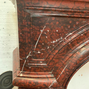 Twee open haarden in Lodewijk XIV-stijl, vervaardigd uit rood marmer met griotte-patroon, 19e eeuw.