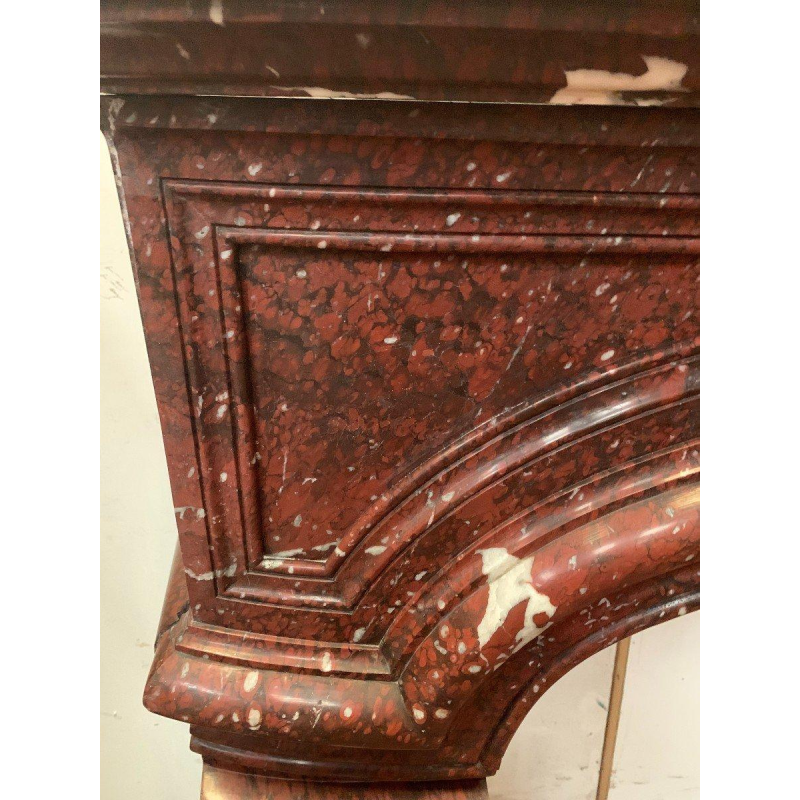 Paire de cheminées de style Louis XIV en marbre rouge griotte, XIXe siècle