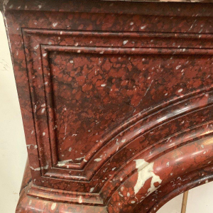 Twee open haarden in Lodewijk XIV-stijl, vervaardigd uit rood marmer met griotte-patroon, 19e eeuw.