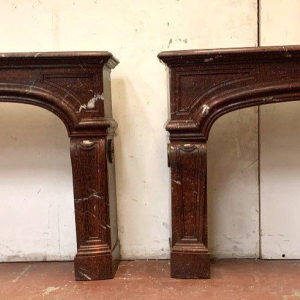 Twee open haarden in Lodewijk XIV-stijl, vervaardigd uit rood marmer met griotte-patroon, 19e eeuw.