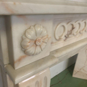 Cheminée de style Louis XVI en marbre veiné rose, XXe siècle