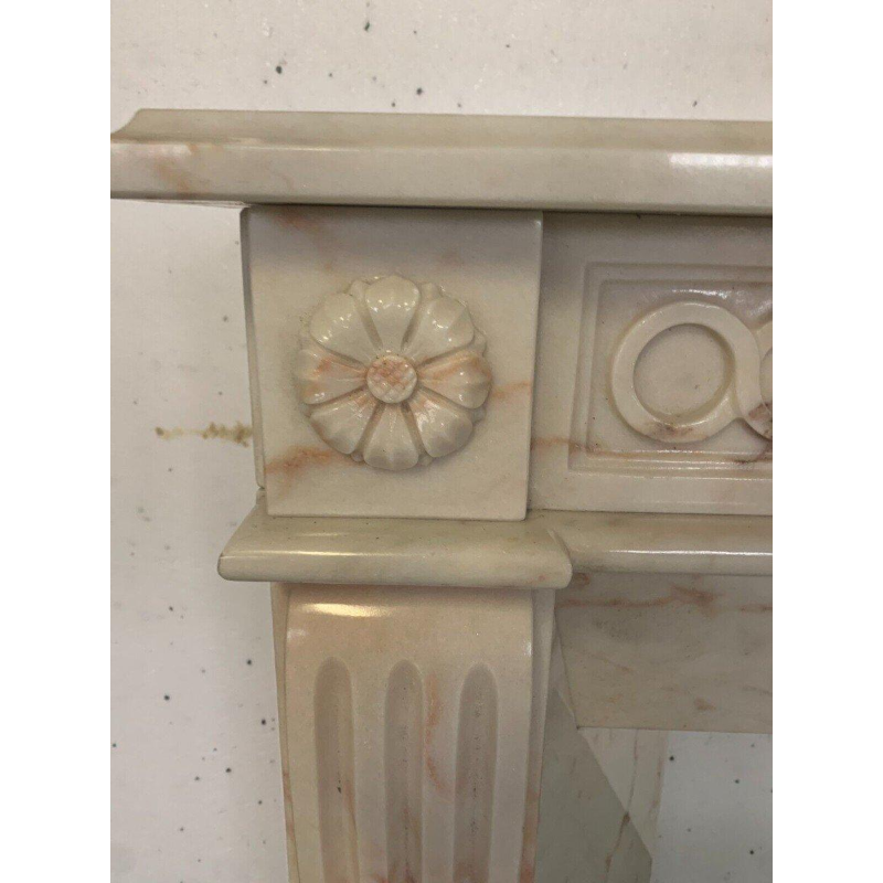 Cheminée de style Louis XVI en marbre veiné rose, XXe siècle