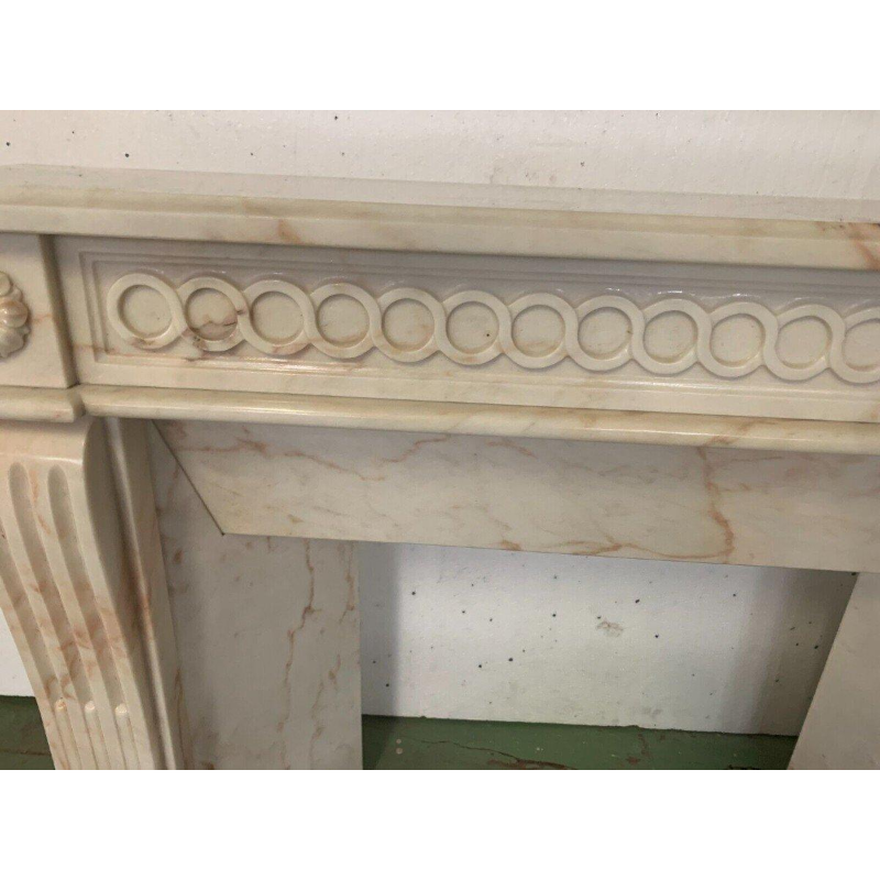 Cheminée de style Louis XVI en marbre veiné rose, XXe siècle