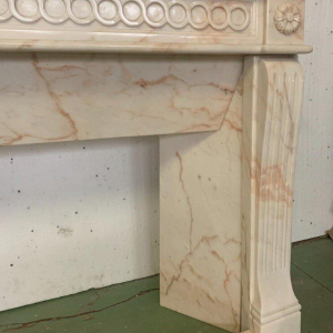 Cheminée de style Louis XVI en marbre veiné rose, XXe siècle