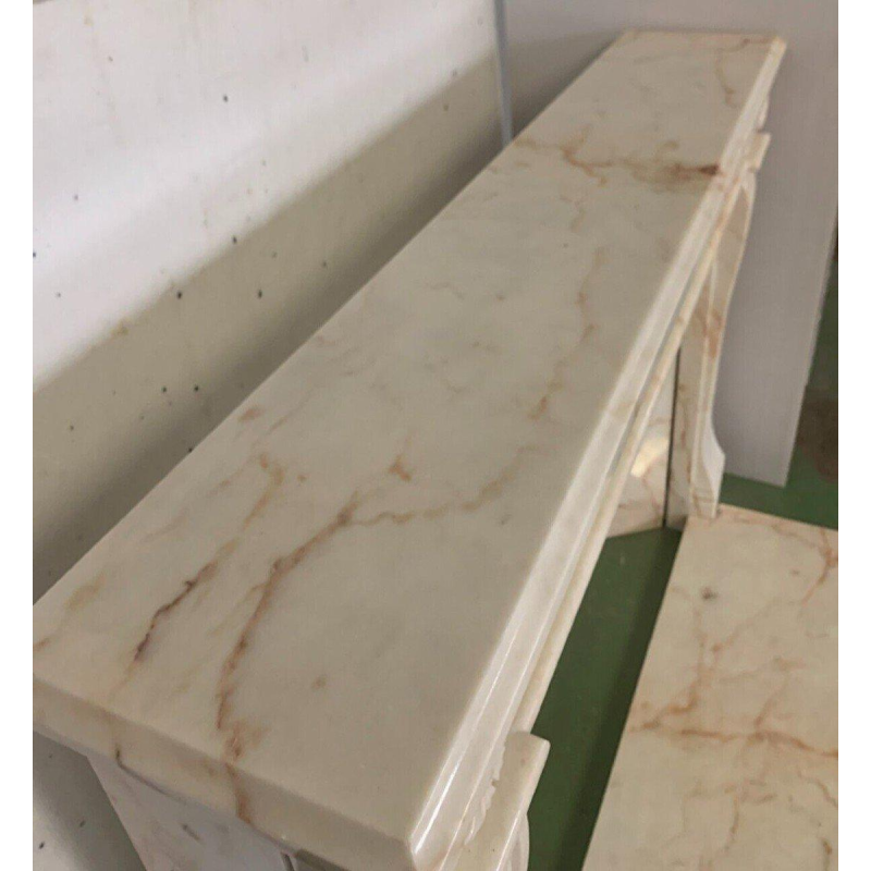 Cheminée de style Louis XVI en marbre veiné rose, XXe siècle