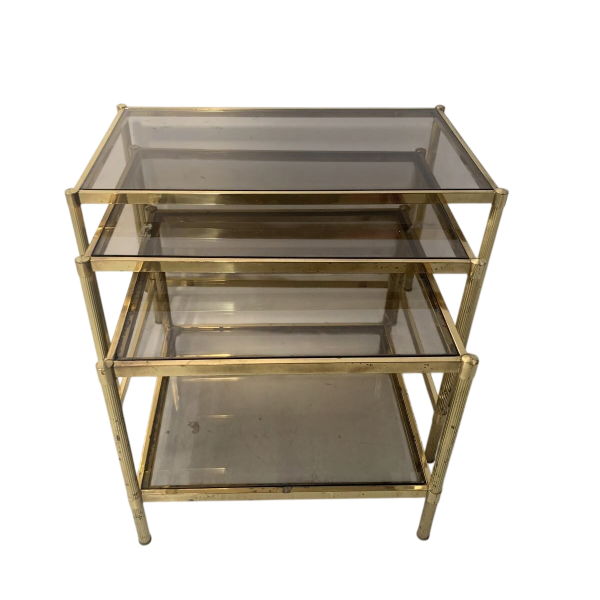 Suite de trois tables gigognes vintage en laiton et verre fumé, XXe siècle