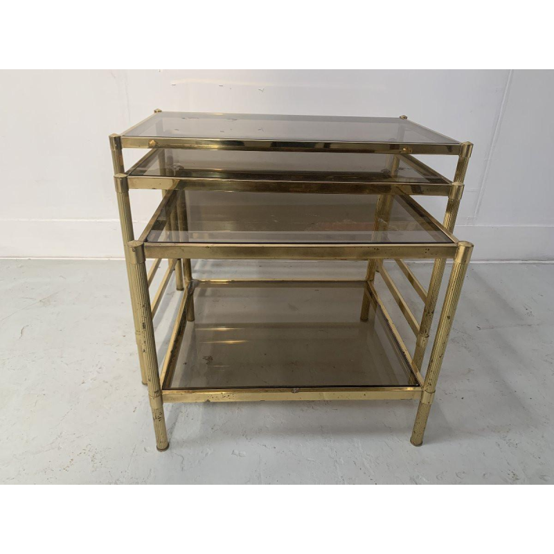 Set van drie vintage bijzettafels in messing en rookglas, 20e eeuw.