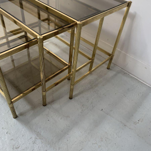 Set van drie vintage bijzettafels in messing en rookglas, 20e eeuw.