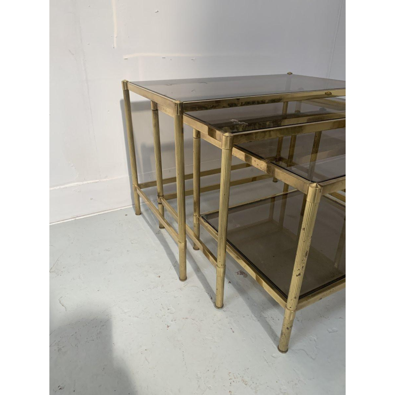 Set van drie vintage bijzettafels in messing en rookglas, 20e eeuw.