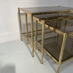 Suite de trois tables gigognes vintage en laiton et verre fumé, XXe siècle