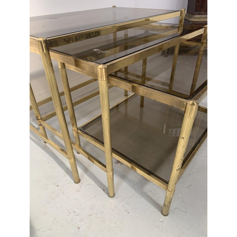 Set van drie vintage bijzettafels in messing en rookglas, 20e eeuw.