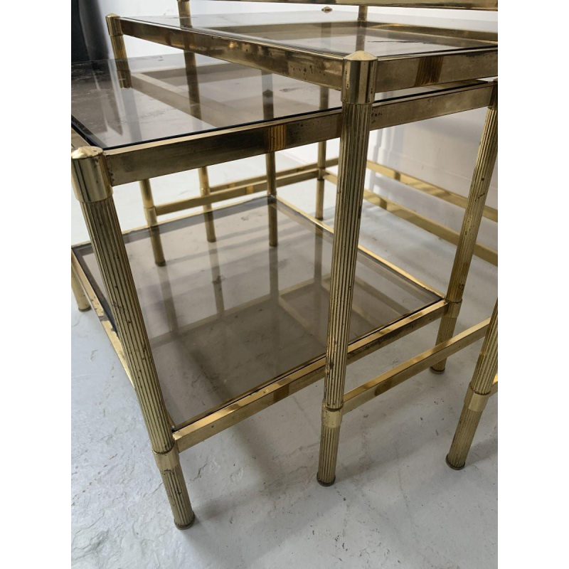 Set van drie vintage bijzettafels in messing en rookglas, 20e eeuw.