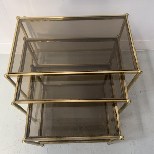 Set van drie vintage bijzettafels in messing en rookglas, 20e eeuw.