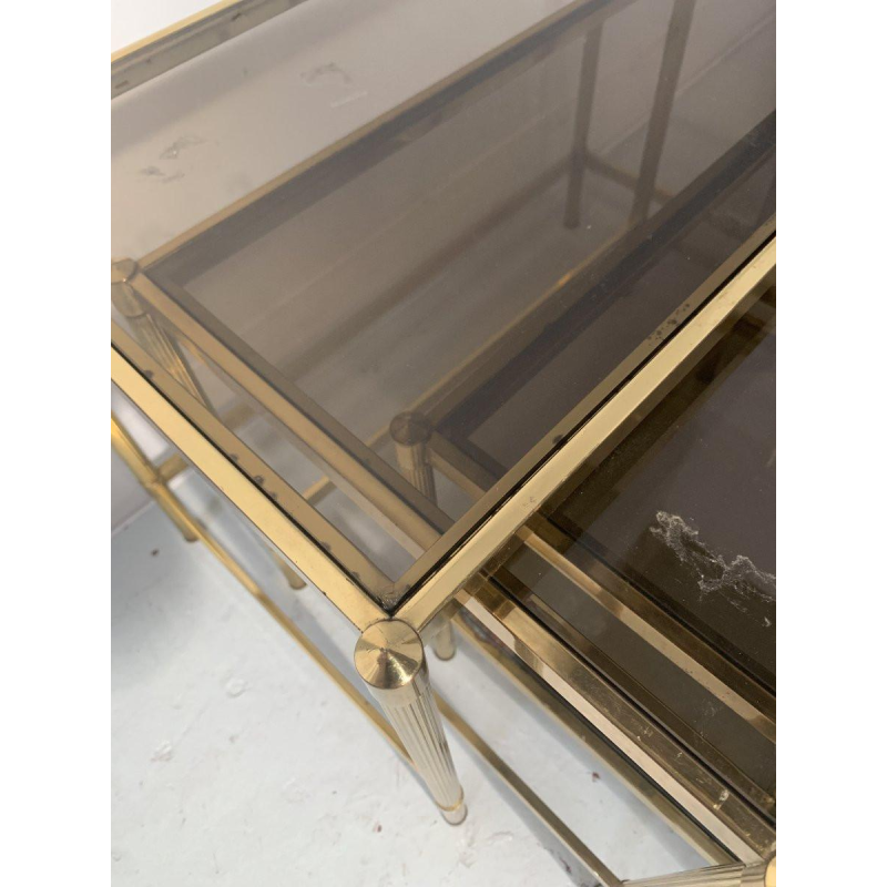 Suite de trois tables gigognes vintage en laiton et verre fumé, XXe siècle