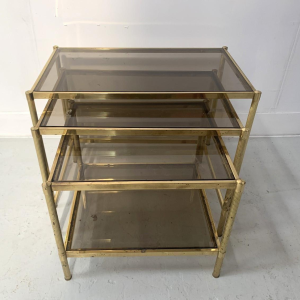 Set van drie vintage bijzettafels in messing en rookglas, 20e eeuw.