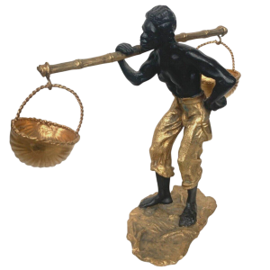 Sculpture en bronze à double patine "Homme d'Afrique portant un balancier à paniers" XXe s