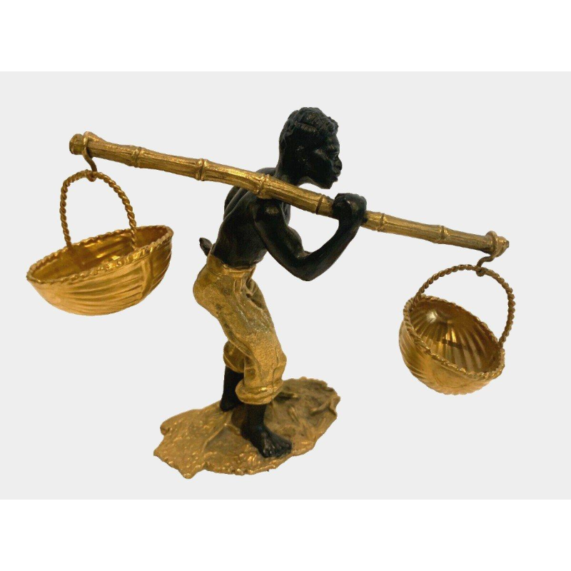 Sculpture en bronze à double patine "Homme d'Afrique portant un balancier à paniers" XXe s