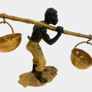 Bronzen sculptuur met dubbele patina, "Afrikaanse man die een mand draagt en balanceert", 20e eeuw