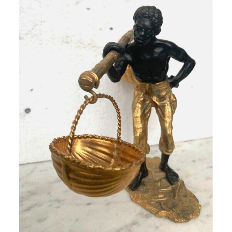 Bronzen sculptuur met dubbele patina, "Afrikaanse man die een mand draagt en balanceert", 20e eeuw