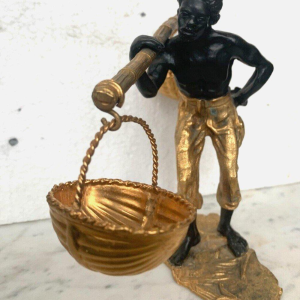 Bronzen sculptuur met dubbele patina, "Afrikaanse man die een mand draagt en balanceert", 20e eeuw
