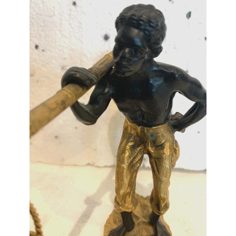 Bronzen sculptuur met dubbele patina, "Afrikaanse man die een mand draagt en balanceert", 20e eeuw