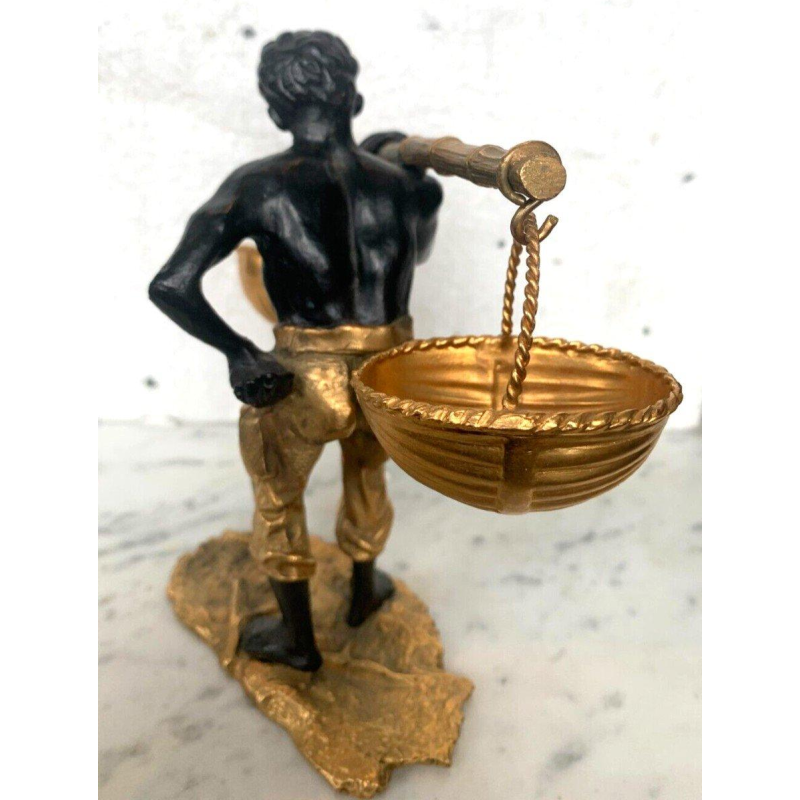 Sculpture en bronze à double patine "Homme d'Afrique portant un balancier à paniers" XXe s