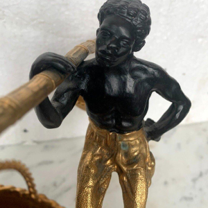 Sculpture en bronze à double patine "Homme d'Afrique portant un balancier à paniers" XXe s