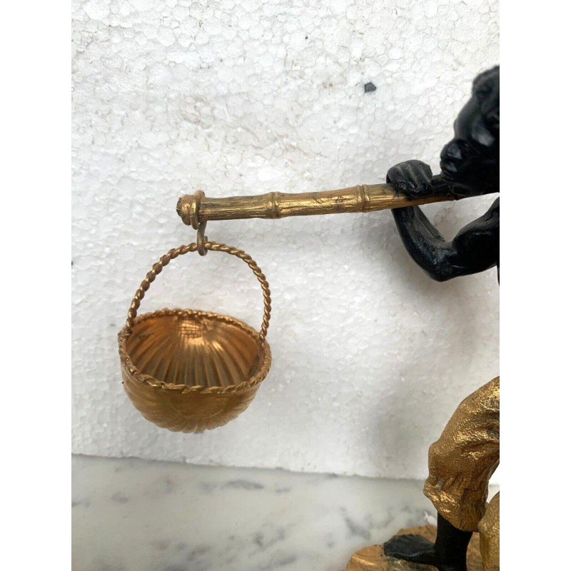 Sculpture en bronze à double patine "Homme d'Afrique portant un balancier à paniers" XXe s