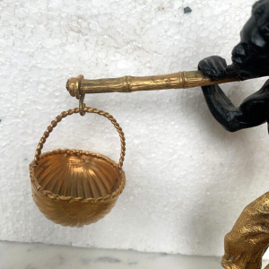 Bronzen sculptuur met dubbele patina, "Afrikaanse man die een mand draagt en balanceert", 20e eeuw