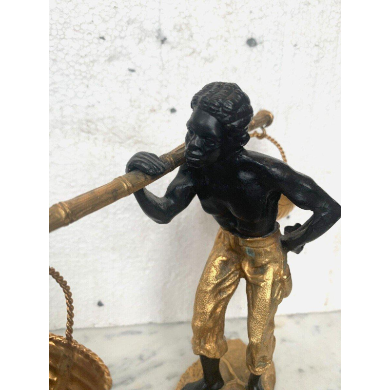 Bronzen sculptuur met dubbele patina, "Afrikaanse man die een mand draagt en balanceert", 20e eeuw