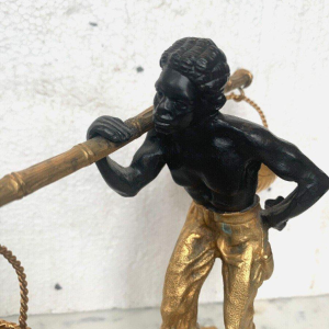 Bronzen sculptuur met dubbele patina, "Afrikaanse man die een mand draagt en balanceert", 20e eeuw