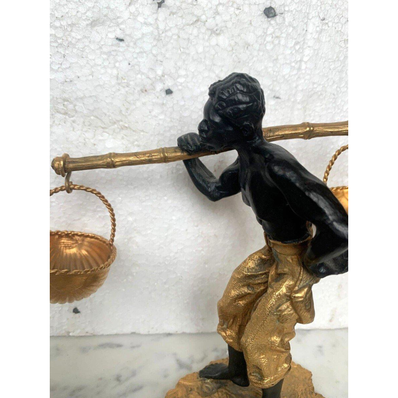 Bronzen sculptuur met dubbele patina, "Afrikaanse man die een mand draagt en balanceert", 20e eeuw