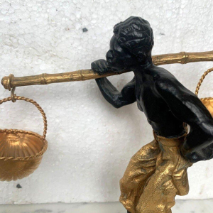 Sculpture en bronze à double patine "Homme d'Afrique portant un balancier à paniers" XXe s