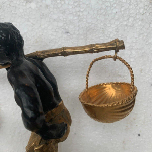 Sculpture en bronze à double patine "Homme d'Afrique portant un balancier à paniers" XXe s