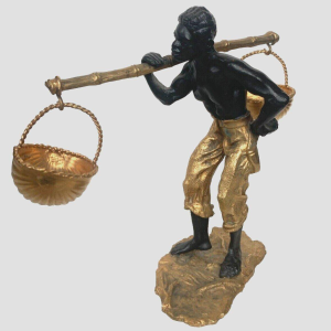 Sculpture en bronze à double patine "Homme d'Afrique portant un balancier à paniers" XXe s