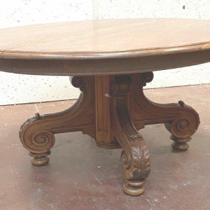 Grote uitschuifbare tafel in Napoleon III-stijl, met een massief walnotenhouten onderstel, 19e eeuw.