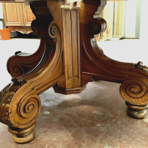 Grote uitschuifbare tafel in Napoleon III-stijl, met een massief walnotenhouten onderstel, 19e eeuw.