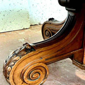 Grande table Napoléon III à allonges, piètement central en noyer massif, XIX siècle
