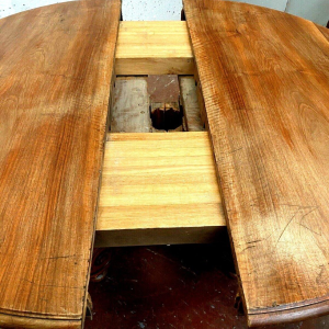 Grote uitschuifbare tafel in Napoleon III-stijl, met een massief walnotenhouten onderstel, 19e eeuw.