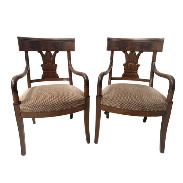 Een paar mahoniehouten fauteuils met gebogen rugleuningen, versierd met palmetten, 19e eeuw.