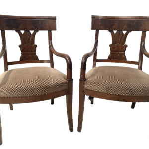 Paire de fauteuils à crosse en acajou, dossier incurvé à décor de palmettes, XIXe siècle