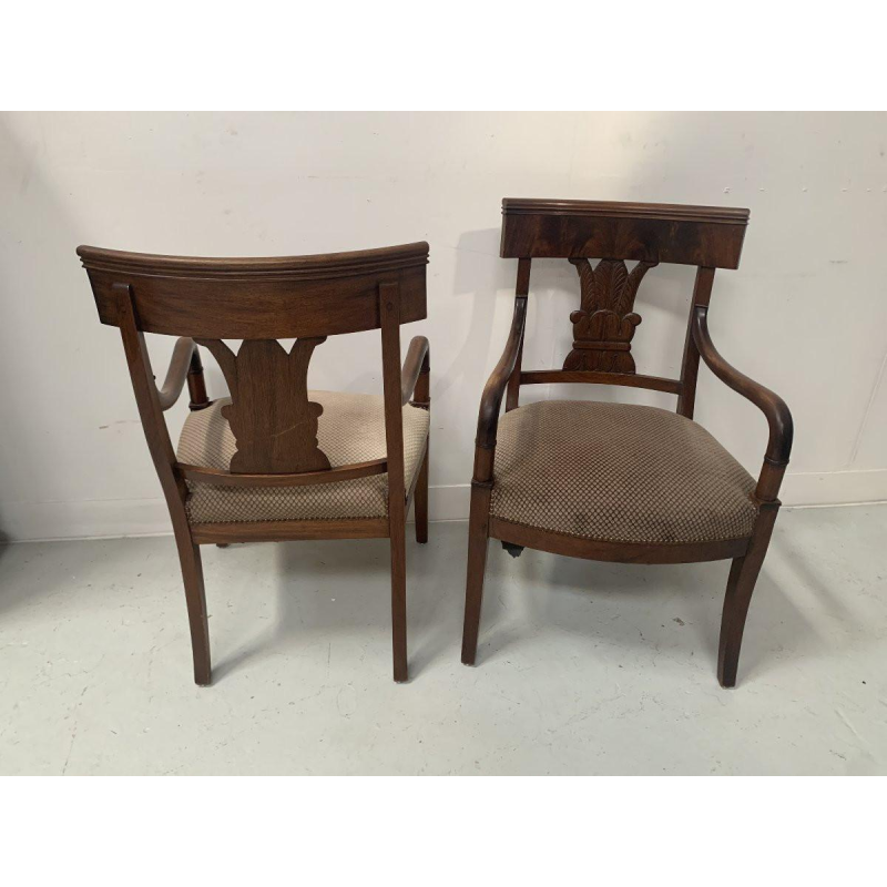 Een paar mahoniehouten fauteuils met gebogen rugleuningen, versierd met palmetten, 19e eeuw.