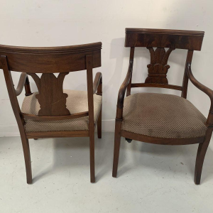 Een paar mahoniehouten fauteuils met gebogen rugleuningen, versierd met palmetten, 19e eeuw.